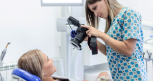 Docteur qui prend en photo ses patients